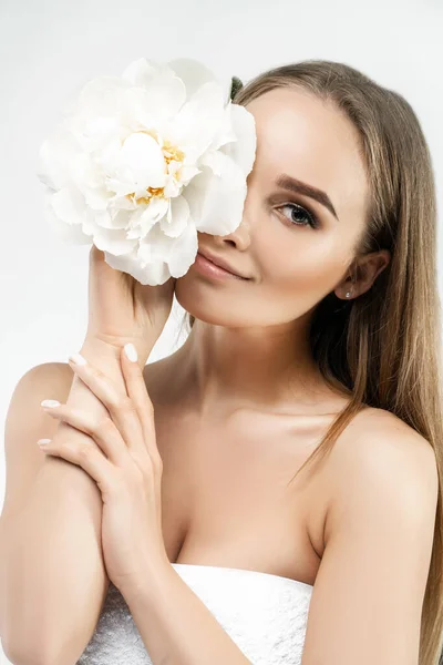 Retrato Uma Linda Menina Cobrindo Metade Rosto Com Uma Flor — Fotografia de Stock