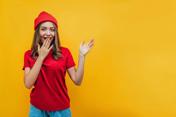 Ελκυστικό Κορίτσι Ντυμένο Κόκκινα Ρούχα Κίτρινο Φόντο Δείχνει Χέρι Του — Φωτογραφία Αρχείου