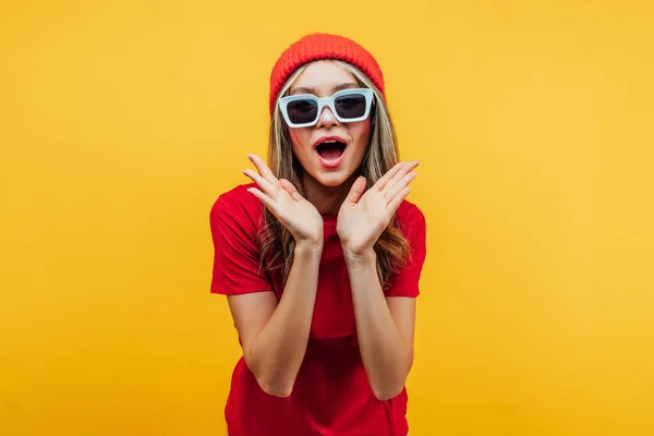 Modern Lány Szemüvegben Piros Sapkában Sárga Háttérrel Meglepett Arcot Vág — Stock Fotó