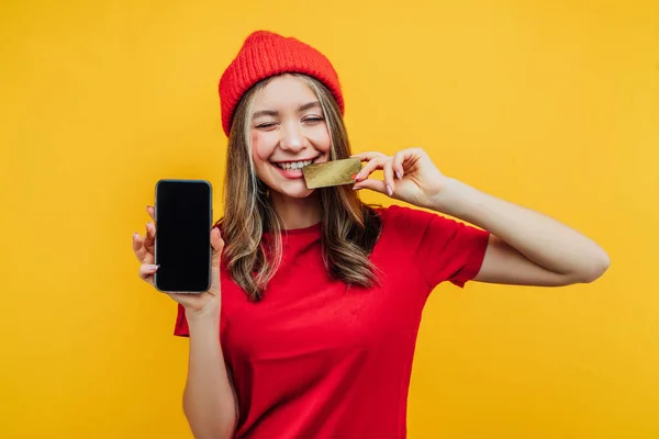 Αστεία Όμορφη Κοπέλα Ένα Κόκκινο Shirt Και Καπέλο Κίτρινο Φόντο — Φωτογραφία Αρχείου