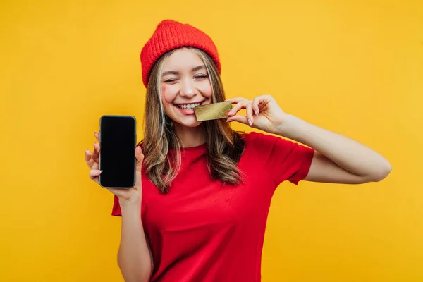 Muchacha Bonita Divertida Una Camiseta Roja Sombrero Sobre Fondo Amarillo — Foto de Stock