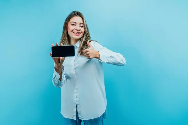 Foto Una Joven Atractiva Sosteniendo Teléfono Con Una Pantalla Negra — Foto de Stock