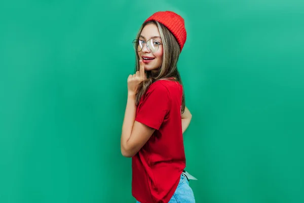 穿着现代红色衣服 戴着绿色背景眼镜的时尚女郎 工作室的照片 广告照片 复制地方 案文的位置 — 图库照片