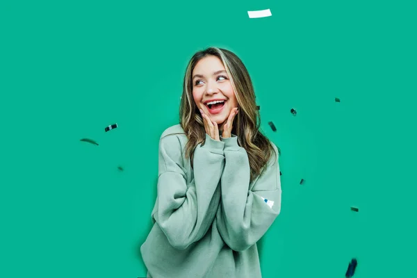Chica Feliz Sobre Fondo Verde Sonríe Confeti Vierte Ella Celebración —  Fotos de Stock