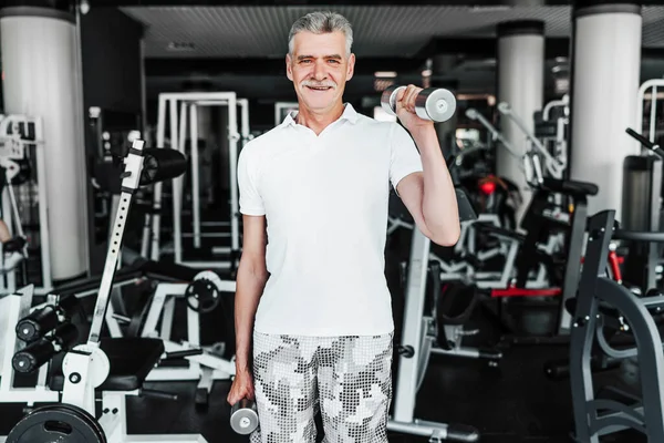 Porträt Eines Älteren Mannes Fitnessstudio Mit Hanteln Den Händen Macht — Stockfoto