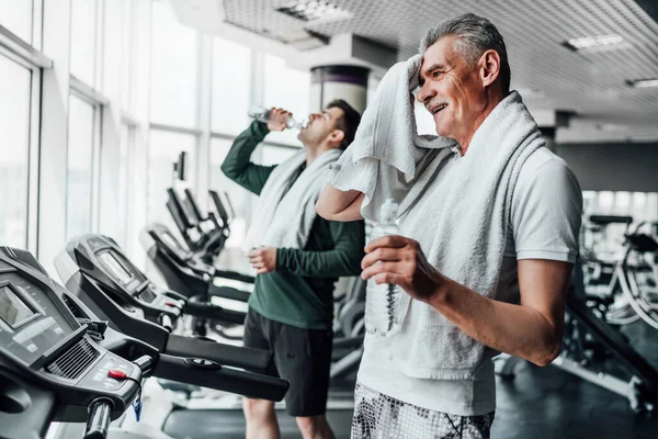 Fokus Steht Ein Älterer Herr Fitnessstudio Der Nach Dem Training — Stockfoto