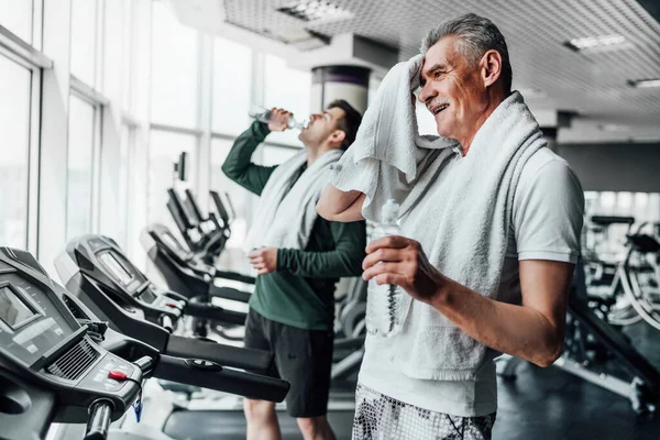 Fuoco Uomo Anziano Palestra Dopo Allenamento Beve Acqua Pulisce Con — Foto Stock