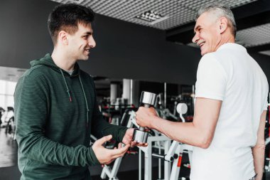 Spor salonunda birbirleriyle iletişim kuran iki adamın portresi. Spor yaşam tarzı. Spor..