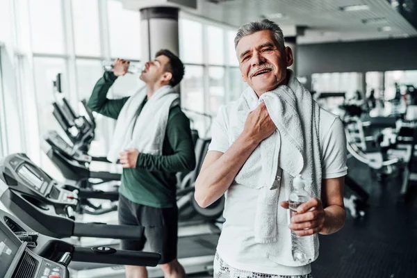 Focus Uomo Anziano Nel Mezzo Una Palestra Moderna Pulisce Con — Foto Stock