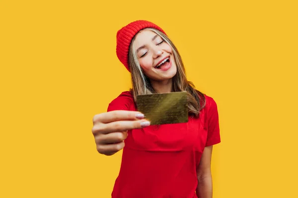 Primer Plano Chica Atractiva Sosteniendo Una Tarjeta Crédito Cámara Ella — Foto de Stock