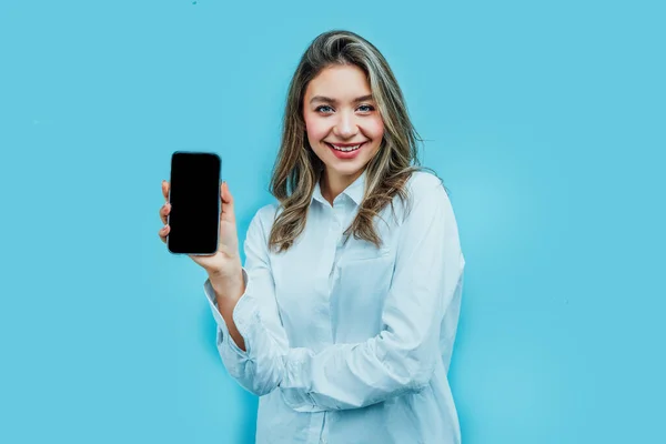 Retrato Una Chica Atractiva Sosteniendo Teléfono Con Una Pantalla Negra — Foto de Stock