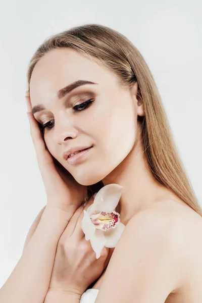 Retrato Uma Menina Loira Atraente Com Pele Radiante Uma Orquídea — Fotografia de Stock