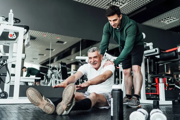 Der Rentner Streckt Sich Vor Dem Training Auf Dem Boden — Stockfoto