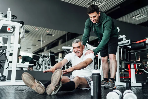 Senior Pensionato Estende Sul Pavimento Palestra Prima Dell Allenamento Suo — Foto Stock