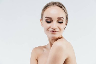 Güzel ve çekici bir kadının portresi, güzel bir görünüşü, sağlıklı ve güzel bir teni var, beyaz bir arkaplanda yazı için yeri var..