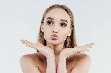 Çekici, kırışık, komik yüzlü, beyaz arka planında mesaj ve fotokopi için yer olan bir kızı yakından çek. Sağlık ve güzellik.