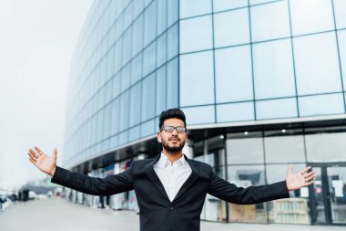 Yakışıklı, sakallı Hintli bir adamın karşısında duran bir şirket. Ellerini uzatıyor. Başarılı bir Hintli işadamı..