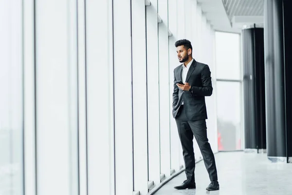 Joven Empresario Indio Moderno Edificio Oficinas Que Está Pie Junto —  Fotos de Stock