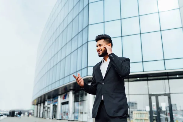 Guapo Barbudo Indio Hablando Por Teléfono Jefe Detrás Moderno Edificio —  Fotos de Stock