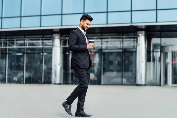 Guapo Indio Sonriente Trabajar Detrás Edificio Moderno Vestido Con Traje —  Fotos de Stock