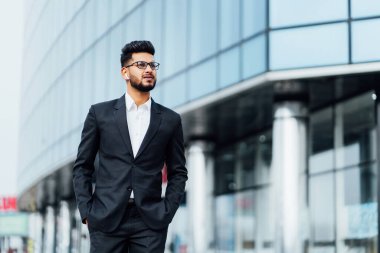 Meşgul Hintli işadamı, yakışıklı Hintli adam, menajer, modern binanın arkasında buluşuyor..