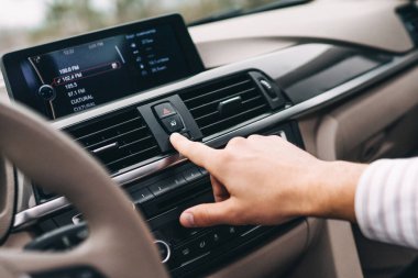 Adamın elini kapat ve arabadaki panel tuşuna bas..