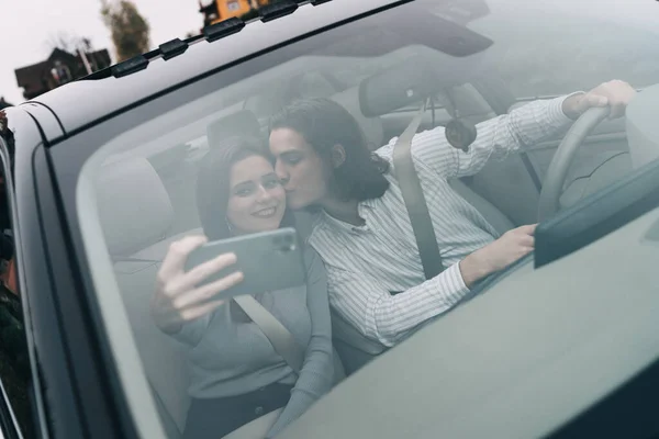 Delante Del Coche Los Jóvenes Toman Una Selfie Mientras Viajan — Foto de Stock