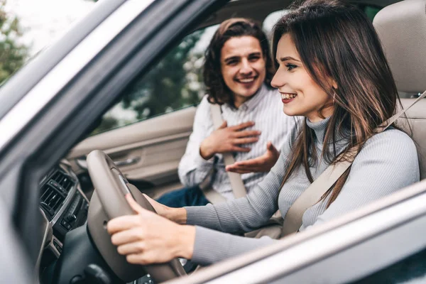 Cheerful Young Couple Front Car Road Trip Talking Smiling Each — Stock Photo, Image
