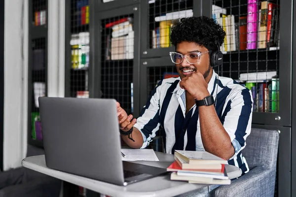 Όμορφος Ινδός Φοιτητής Που Κάθεται Στον Υπολογιστή Κατά Διάρκεια Διαδικτυακής — Φωτογραφία Αρχείου