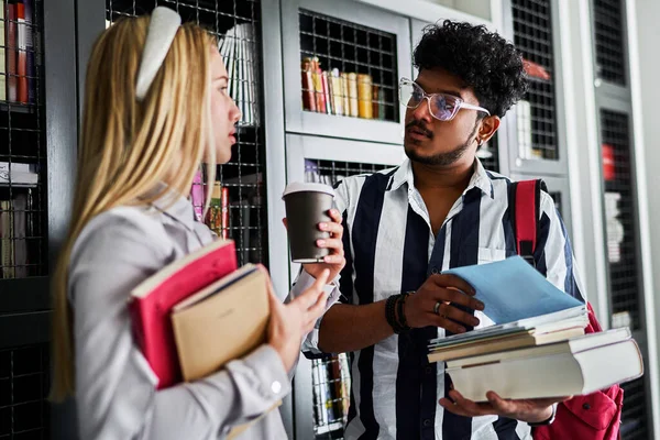 Dwóch Studentów Komunikuje Się Sobą Trzymając Książki Rękach Indianin Europejska — Zdjęcie stockowe