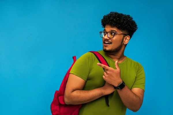 Estudiante Indio Aislado Sobre Fondo Azul Con Mochila Hombros Puntos —  Fotos de Stock