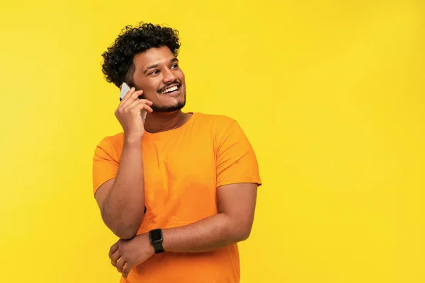 Glimlachende Indiaanse Man Aan Telefoon Gele Achtergrond Met Plaats Voor — Stockfoto