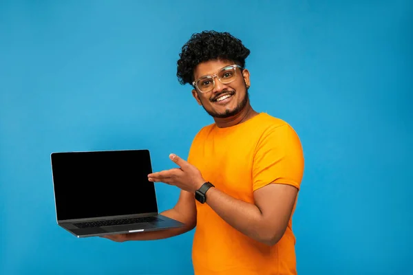 Knappe Indiase Man Een Blauwe Achtergrond Studiofoto Met Een Laptop — Stockfoto