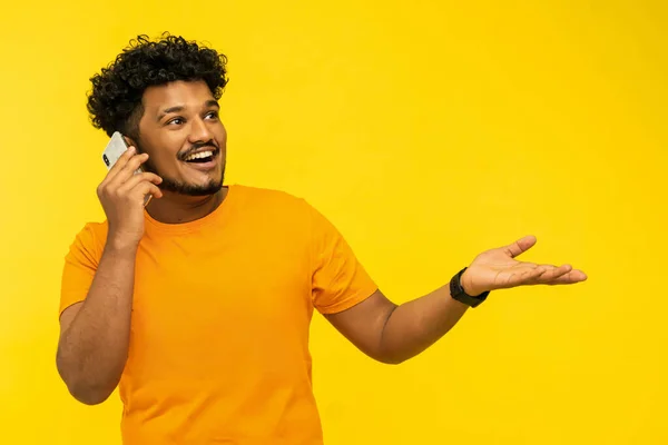Vkskoy Glimlachende Indiase Man Geïsoleerd Gele Achtergrond Met Plaats Voor — Stockfoto