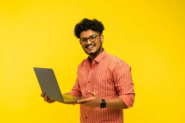 Indiase Man Manager Bedrijf Werknemer Met Laptop Hand Glimlachend Kijkend — Stockfoto