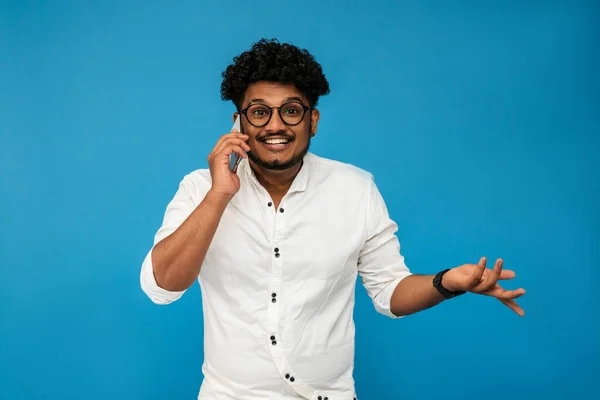 Een Glimlachende Zelfverzekerde Indiase Man Geïsoleerd Silma Achtergrond Verrast Emotioneel — Stockfoto