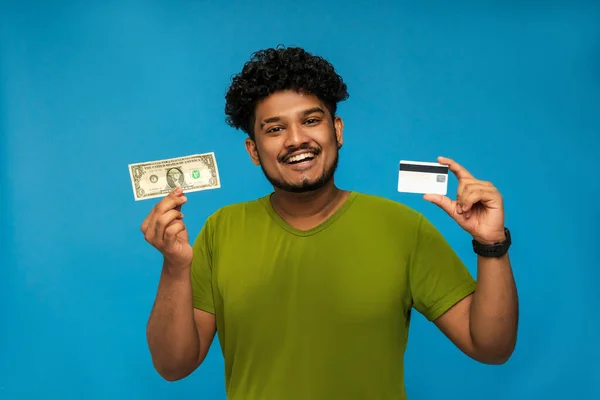 Sullo Sfondo Blu Indiano Sorridente Che Tiene Mano Dollaro Una — Foto Stock