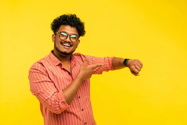 Glimlachende Indiase Man Met Horloge Zijn Hand Gele Achtergrond Met — Stockfoto