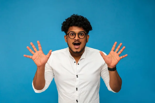 Sorprendido Chico Indio Sonriente Mirando Cámara Sorprendida Aislado Sobre Fondo —  Fotos de Stock