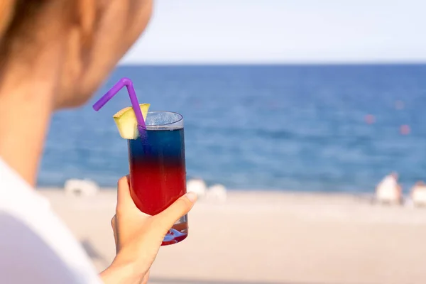 Menina Bebendo Elegante Vermelho Azul Coquetéis Tropicais Com Palhas Fundo — Fotografia de Stock