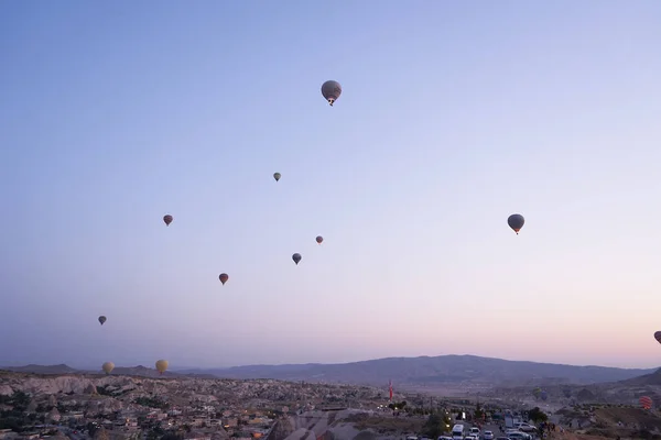 Hőlégballonok Repül Látványos Goreme Cappadocia Törökországban Kilátás Napkeltekor Utazás Törökország — Stock Fotó