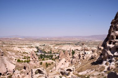 Kapadokya, Anadolu, Goreme Ulusal Parkı 'nın Türk manzarası, Peri bacaları ve çöl manzaralı Kapadokya' nın kaya oluşumları. Seyahat yerleri, tatiller ve macera                                   