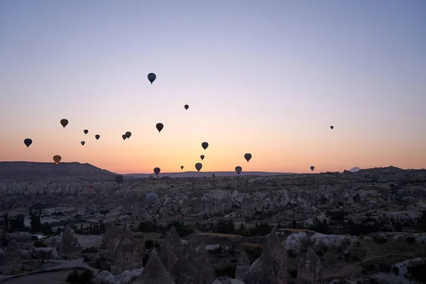 Globos Aire Caliente Volando Sobre Espectacular Goreme Capadocia Turquía Vista —  Fotos de Stock