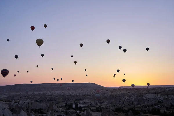 Hőlégballonok Repül Látványos Goreme Cappadocia Törökországban Kilátás Napkeltekor Utazás Törökország — Stock Fotó