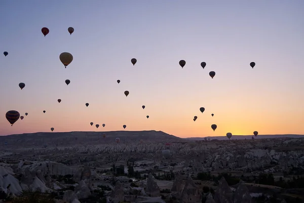 Hőlégballonok Repül Látványos Goreme Cappadocia Törökországban Kilátás Napkeltekor Utazás Törökország — Stock Fotó