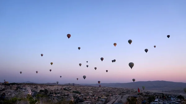 Hőlégballonok Repül Látványos Goreme Cappadocia Törökországban Kilátás Napkeltekor Utazás Törökország — Stock Fotó