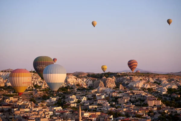 Hőlégballonok Repül Látványos Goreme Cappadocia Törökországban Kilátás Napkeltekor Utazás Törökország — Stock Fotó