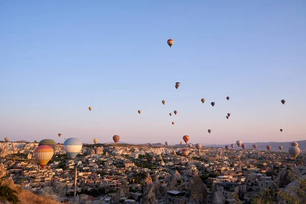 Hőlégballonok Repül Látványos Goreme Cappadocia Törökországban Kilátás Napkeltekor Utazás Törökország — Stock Fotó