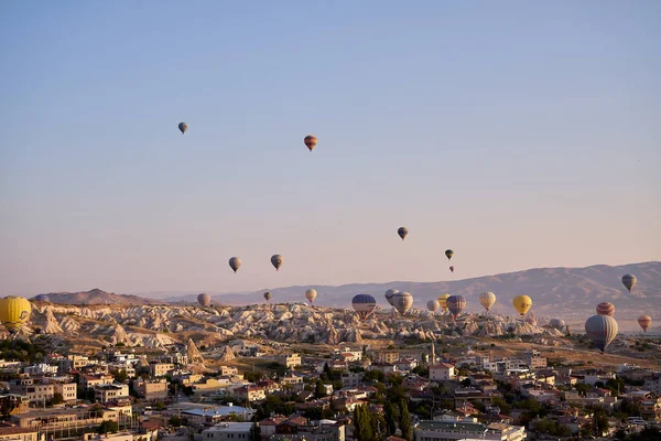 Hőlégballonok Repül Látványos Goreme Cappadocia Törökországban Kilátás Napkeltekor Utazás Törökország — Stock Fotó