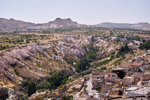 Kapadokya, Anadolu, Goreme Ulusal Parkı 'nın Türk manzarası, Peri bacaları ve çöl manzaralı Kapadokya' nın kaya oluşumları. Seyahat yerleri, tatiller ve macera                                   